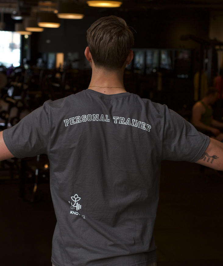 Personal trainer in actie in de gym